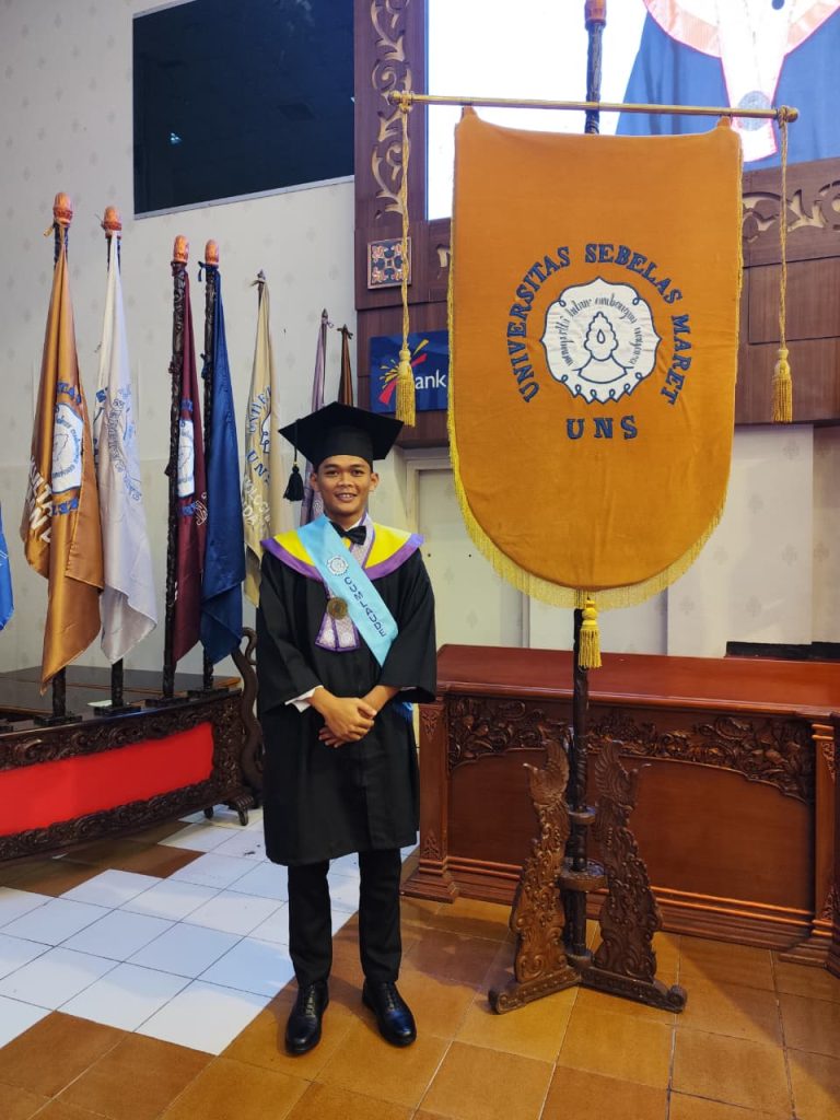 wisuda s2 pendidikan bahasa indonesia